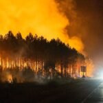 El fuego en el suroeste de Francia se acerca a 30 kilómetros de Burdeos, aunque pierde virulencia