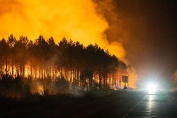 El fuego en el suroeste de Francia se acerca a 30 kilómetros de Burdeos y obliga a nuevas evacuaciones