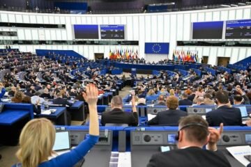 El Parlamento Europeo excluye a plataformas como WhatsApp de la ley que quiere escanear mensajes privados de los usuarios contra el abuso sexual infantil