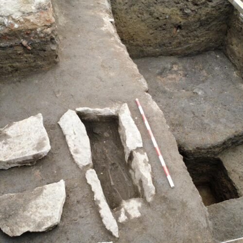 Hallada la tumba de un niño del siglo XII a las puertas de la muralla de Ávila
