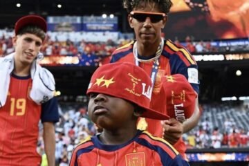El ‘show’ de Keyne, hermano de Lamine, durante la celebración de la final: la gorra de policía, bailoteo y la red de la portería
