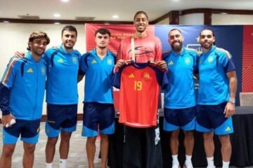 Baba Miller visita a la selección española en Los Ángeles antes del duelo ante Austria