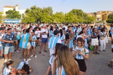 Más de 2.000 argentinos convierten Son Moix en territorio albiceleste para la final ante España