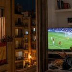 Escuchar al vecino celebrar el gol de España antes de verlo tú en pantalla: por qué la radio, la TDT y el «streaming» no van al mismo tiempo