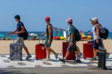 Las vacaciones, más caras este año: el alquiler en la costa se duplica y el coche, solo para privilegiados por el precio del carburante