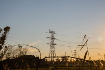 El calor, el alza de consumo y una mayor exportación disparan el precio de la luz un 50%