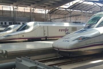 Cancelaciones, coches a 30 grados o cafeterías cerradas por la imposibilidad de trabajar en su interior: los problemas de climatización acechan a los trenes de Renfe en plena ola de calor