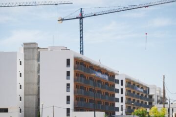 La compraventa de viviendas se desploma casi un 12% en mayo mientras el precio sube un 8,8%