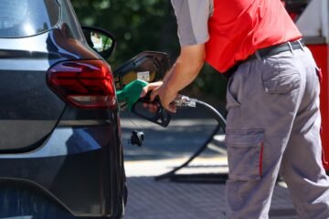 Competencia publicará una «lista negra» con las gasolineras que se aprovechen de las ayudas estatales para que los consumidores reclamen