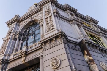 La riqueza de las familias sube hasta los 2,67 billones por la bonanza bursátil, pero están 28.000 millones más endeudadas que hace un año