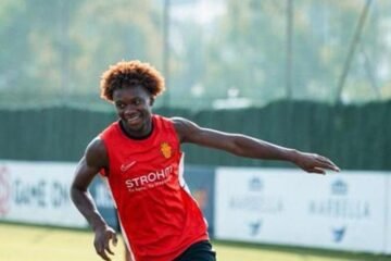 Espetos: El nuevo peinado de Abou desata las bromas en el vestuario del Mallorca