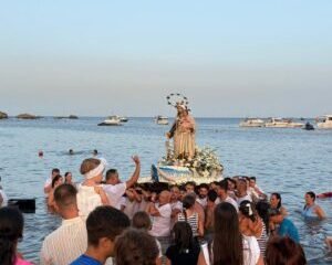 La Almadraba estalla de alegría: la Virgen del Carmen regresa a su casa