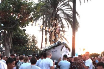 La Virgen del Carmen abraza a Ceuta desde el corazón de la ciudad hasta las aguas de la Ribera