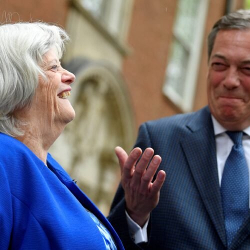 La policía britanica investiga el asesinato en su casa de una popular política conservadora que saltó a las filas de Farage