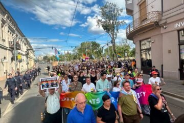 Cientos de personas desafían la prohibición del Orgullo en Oradea (Rumanía), la única gran ciudad de la UE que veta la marcha LGTBIQ+