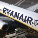 Un pasajero sale parcialmente expulsado de un avión de Ryanair tras el desprendimiento de una ventanilla