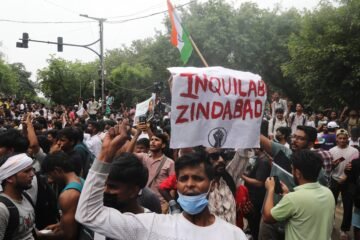 Los jóvenes del movimiento de ‘las cucarachas’ anuncian el fin de sus protestas tras lograr la dimisión del ministro de Educación de la India