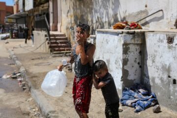 La ola de calor en una miserable tienda de campaña en Gaza: “Sueño con un vaso de agua fría”