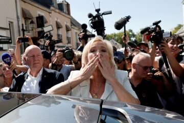 Marine Le Pen arranca una arriesgada campaña bajo la amenaza de que el Supremo confirme su condena