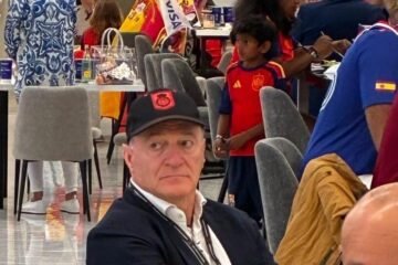 Andy Kohlberg acude con una gorra del Mallorca a la semifinal del Mundial entre España y Francia