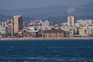El precio de alquilar un piso en la playa se duplica en cinco años: en algunos municipios ya cuesta un 122% más
