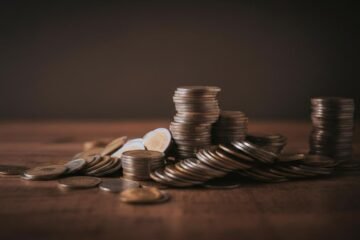 Antes de irte de vacaciones, revisa tu cuenta: los economistas advierten de que tener demasiado dinero parado puede salir caro