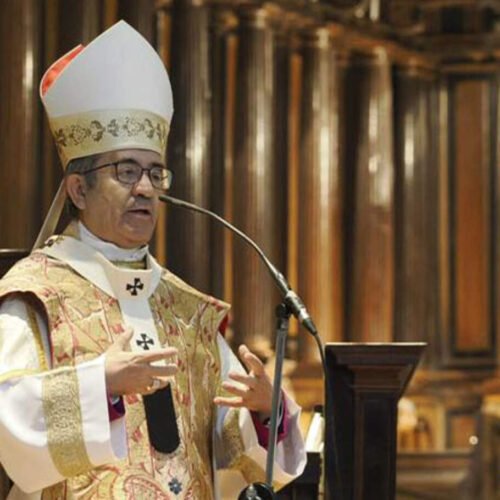 A Dios rogando y con el mazo dando
