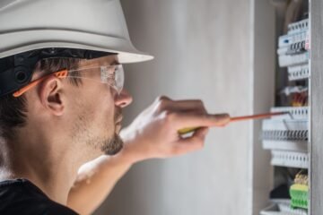 Ricardo Abellán, electricista: «Tenemos un problema y gordo: no hay electricistas, fontaneros ni albañiles y ya hay listas de espera de semanas»