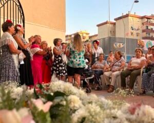 Flores y música abren los cultos de la Virgen del Carmen del Polígono