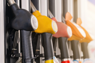 Mientras el combustible sube en España, baja en Marruecos