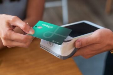 Imagin: así organiza el verano la generación que hace toda su banca desde el móvil