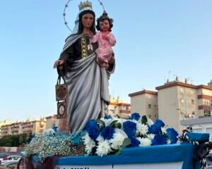 La Virgen del Carmen, bajo el atardecer del Polígono Virgen de África