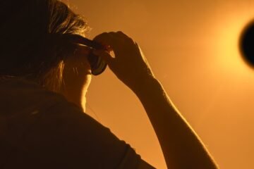 Eclipse solar del 12 de agosto: las búsquedas de artículos de exterior crecen hasta un 128% en la segunda mano