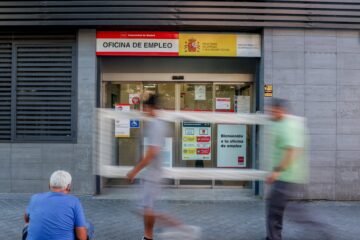 Una madre desempleada, condenada a devolverle más de 10.000 euros al SEPE tras perder el subsidio por responsabilidades familiares debido a los ingresos de su pareja