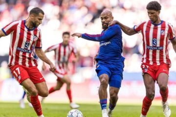 Arnau Ortiz ilusiona, pero el United amarga al Atlético de Simeone