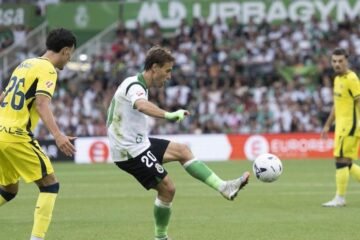 El Racing asusta a un Villarreal que reaccionó a tiempo