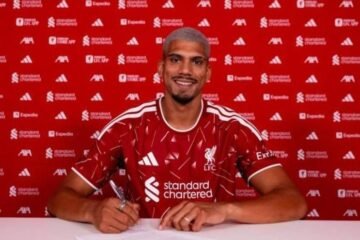 Araujo ya viste de rojo con el Liverpool tras dejar el Barça