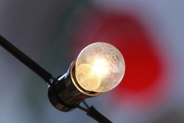 Manuel Aznar, experto energético, sobre cómo ahorrar en el recibo de la luz: «Este consumidor habría pasado de pagar 66,97 a 32,23»