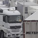Los carburantes ponen contra las cuerdas a los transportistas: se quedan con solo 5 céntimos de ayuda para el gasóleo en septiembre pese a la escalada de precios