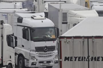 Los carburantes ponen contra las cuerdas a los transportistas: se quedan con solo 5 céntimos de ayuda para el gasóleo en septiembre pese a la escalada de precios