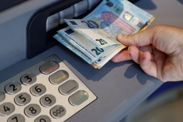 Las vacaciones pasan factura al ahorro: las familias reducen sus depósitos en 4.700 millones en julio