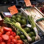 De la ciruela un 120% más cara a la cebolla un 35% más barata: estos son los alimentos que más suben y los que más bajan en el último año