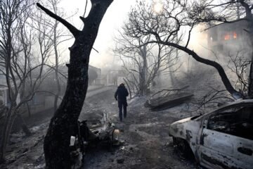 Dos muertos y cuatro heridos en un incendio en la isla griega de Salamina