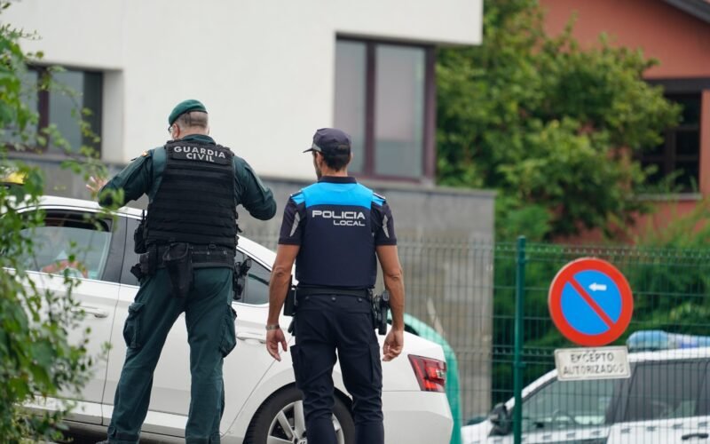 Un exguardia civil asesina a su expareja, también agente, en Llanes (Asturias)
