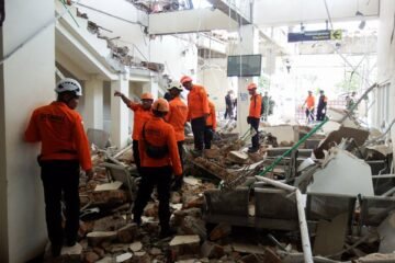 Asciende a 38 la cifra de muertos tras un terremoto de 7,7 de magnitud en Indonesia