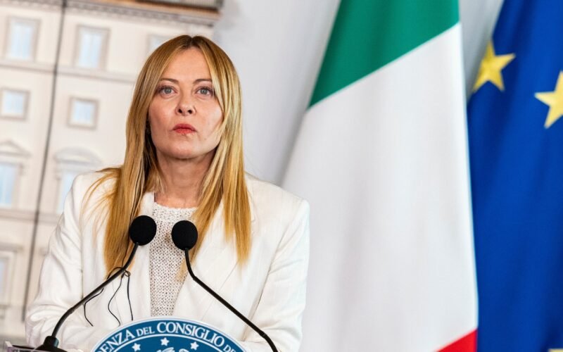 Meloni contra el desgaste: la primera ministra italiana vuelve a la inmigración para recuperar la iniciativa política