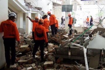 Asciende a 51 la cifra de muertos tras un terremoto de 7,7 de magnitud en Indonesia