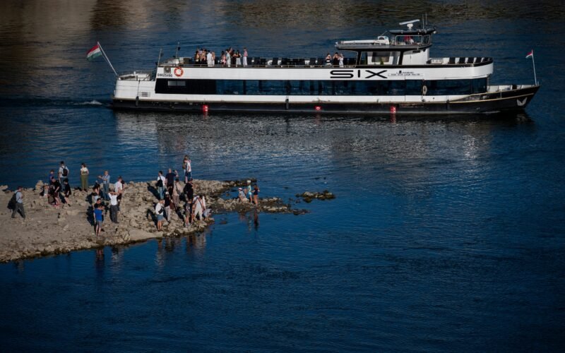 La sequía arruina el crucero por el Danubio de 120 españoles: “Vamos a terminar haciendo 1.500 kilómetros en autocar”
