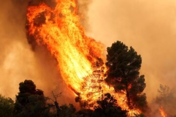 Dos helicópteros chocan mientras extinguían un incendio en Grecia