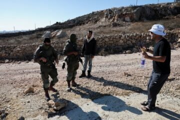 Las casas de Qusra rodeadas por colonos y soldados israelíes: “Me siento en una prisión”